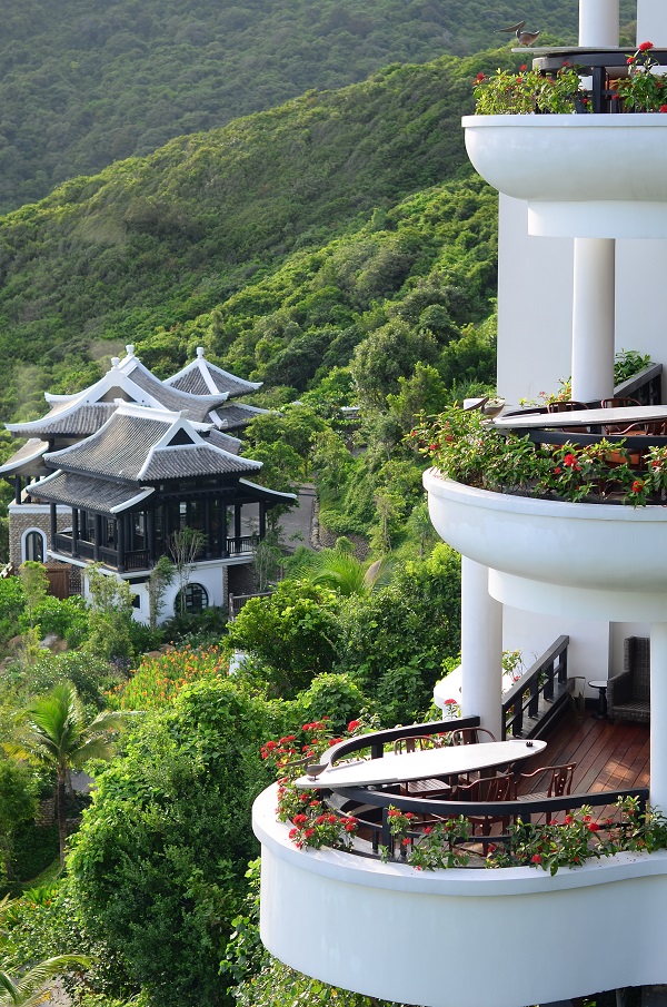 Từ tổng thể cho đến từng phòng ở, resort đều chú trọng việc đặt công trình vào thiên nhiên nhằm khơi gợi các giác quan tích cực cho người thụ hưởng.