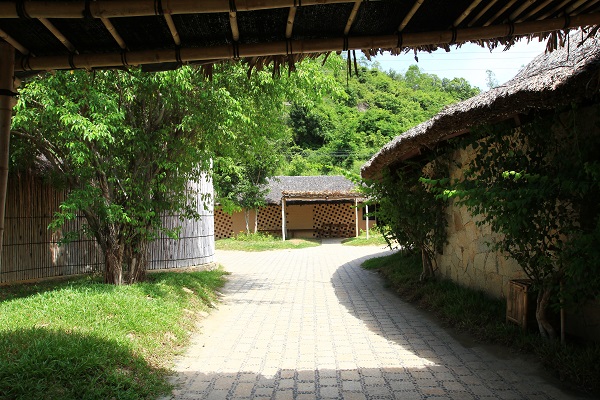 Phong cách đồng quê giản dị thường được ưa chuộng ở các resort vì sự gần gũi hài hòa của phong cảnh và vật liệu, mang đến những giá trị vô hình về hình ảnh truyền thống của làng quê Việt Nam.