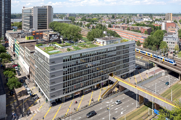 Công ty kiến trúc ZUS đã mua lại tòa nhà văn phòng Schieblock (Rotterdam, Hà Lan) để tái phát triển thành một không gian văn phòng tập thể cho các ngành công nghiệp sáng tạo cũng như trụ sở của chính họ: Điều này đã mang lại cho họ một vai trò mới và độc lập hơn trong việc kích hoạt các khu phố xung quanh, dẫn đến một số dự án thú vị ngay chính trong tòa nhà như trang trại trên mái và cây cầu đi bộ trên cao để kết nối với các không gian xung quanh. Nguồn: https://www.archdaily.com/770488/the-luchtsingel-zus/55ac1ed6e58ece12db0001f2-the-luchtsingel-zus-photo?next_project=yes