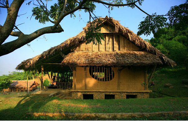 Nhà cộng đồng Suối Rè (Lương Sơn, Hòa Bình), một trong những công trình khởi đầu cho dòng chảy Kiến trúc Indie tại Việt Nam. Nguồn: http://vn.hoangthuchao.vn/duanchitiet/1/nha-cong-dong-thon-suoi-re.htm