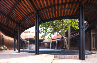 Giải vàng Giải thưởng Kiến trúc Quốc gia 2018 đã trao cho Nhà ở Bắc Hồng (Đông Anh, Hà Nội) - một công trình mang đậm dấu ấn của dòng chảy kiến trúc indie Nguồn: https://www.tapchikientruc.com.vn/chuyen-muc/mot-vai-suy-nghi-ve-sang-tao-kien-truc.html