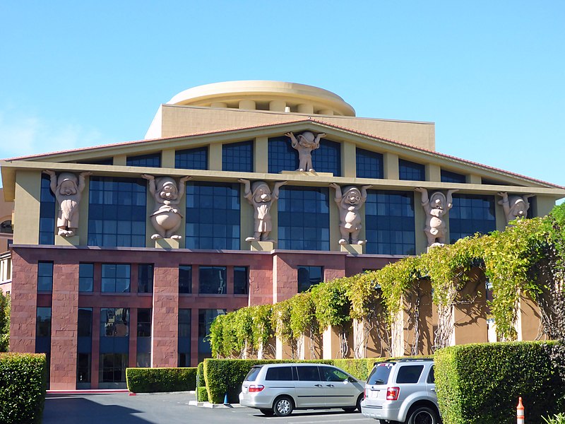 Phong cách “Camp”: Tòa nhà tại Walt Disney Studios ở Burbank (Ảnh: Coolcaesar, giấy phép CC)