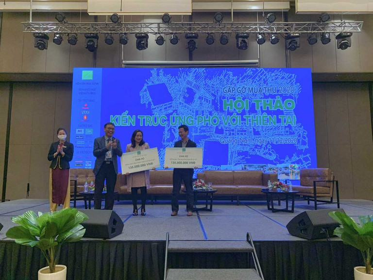 TS.KTS Phan Đăng Sơn - Chủ tịch Hội KTS Việt Nam trao tiền ủng hộ Miền Trung