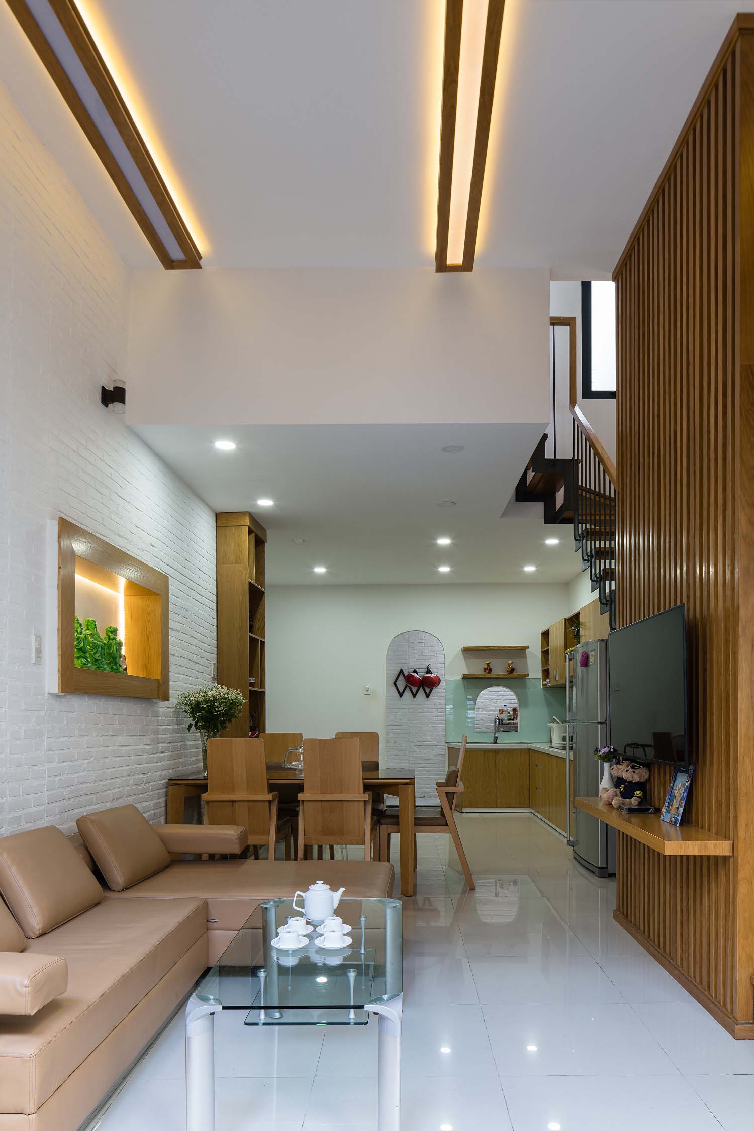 Phòng khách, bếp và phòng ăn liên thông.
