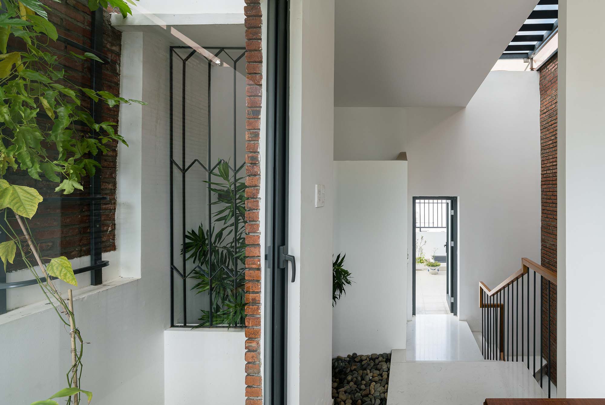 Nhờ chừa chỗ cho các khoảng trống, căn nhà thông thoáng và đủ sáng dù nằm trong con hẻm chỉ rộng 1,2 mét.