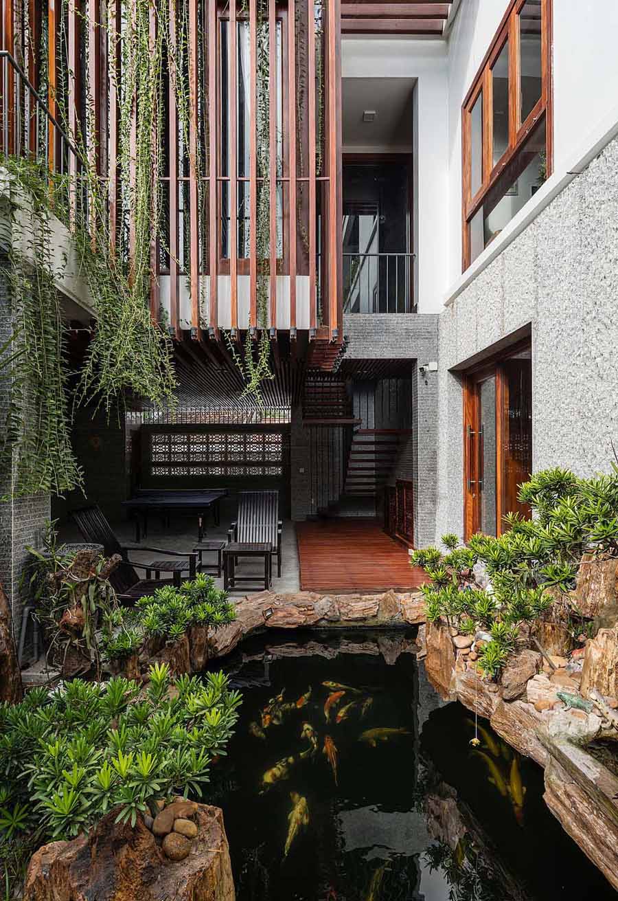 Nhà cấp bốn được sửa làm chỗ cho gia chủ thư giãn. Cạnh đó là chỗ ở của gia đình. Ảnh: Quang Trần.