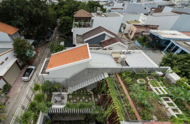 Nhà vườn được xây dựng theo thủ pháp giật bậc, thấp ở phía trước, cao ở đằng sau.