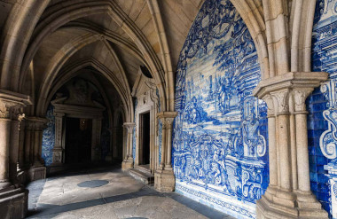 Bức tường Cloister của Nhà thờ Porto (Ảnh: Vladimir Korostyshevskiy / Shutterstock)