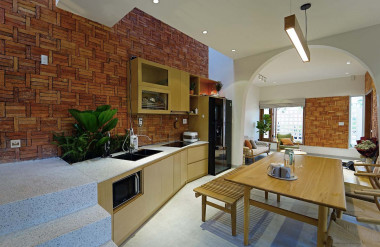 Khoảng thông tầng phía trên bếp giúp mùi thức ăn không ám lại không gian sinh hoạt chung.