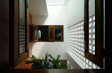 Các khoảng thông tầng chiếm một phần ba diện tích nhà, giúp mọi phòng được tiếp xúc với thiên nhiên và đưa ánh sáng tới những chỗ khuất.