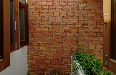 Căn nhà chủ yếu sử dụng màu trắng và màu gạch thẻ.