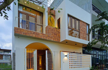 Căn nhà nhìn từ bên ngoài.