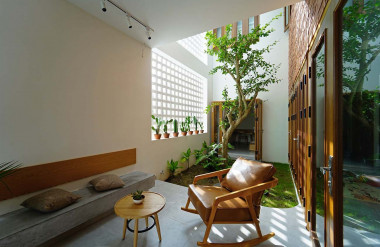 Khoảng thông tầng này là nơi thư giãn ưa thích của gia chủ. Tại đây, gia chủ trồng một cây đào tiên hay còn gọi là cây bành