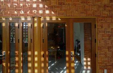 Gạch bông gió ở hông nhà đưa nắng, gió vào bên trong đồng thời tạo hiệu ứng ánh sáng