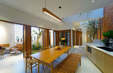 Không gian sinh hoạt chung ngăn cách với khoảng thông tầng chính bằng hệ cửa xếp bằng kính và gỗ.