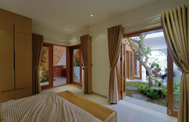 Tầng trệt còn bố trí một phòng ngủ cho ông bà mỗi dịp qua chơi có chỗ nghỉ ngơi.