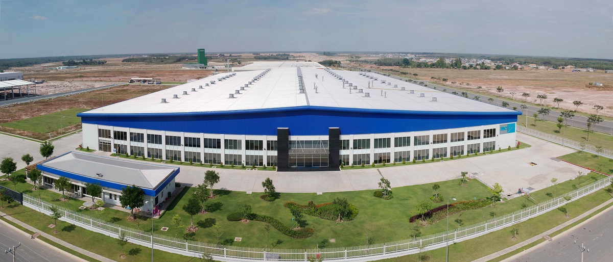 Trên nền màu trắng, nhà máy TBC Ball kết hợp với gam màu xanh đậm, tạo hiệu ứng thị giác cho công trình ngay từ xa.
