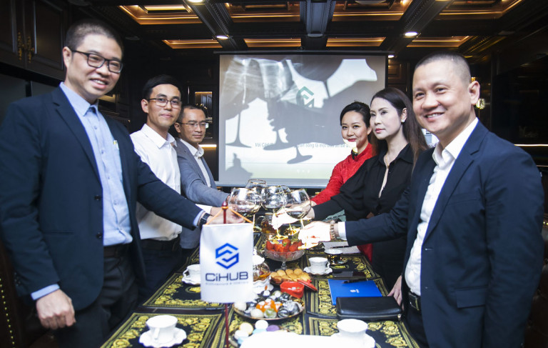 Các vị chuyên gia trong Lễ ra mắt, lần lượt từ trên xuống dưới (Bên trái) - PGS.TS.KTS Vũ Hồng Cương; Ông Bùi Trường Giang; ThS.KTS Trần Thành Vũ; (Bên phải) ThS.KTS Nguyễn Huy Khanh; Bà Lisa Đặng.