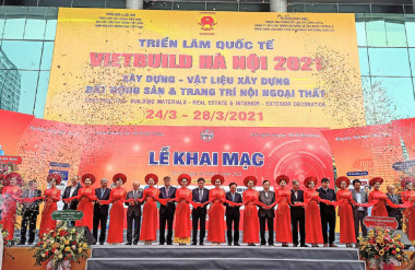 Các đại biểu cắt băng khai mạc Triển lãm Quốc tế Xây dựng VIETBUILD 2021