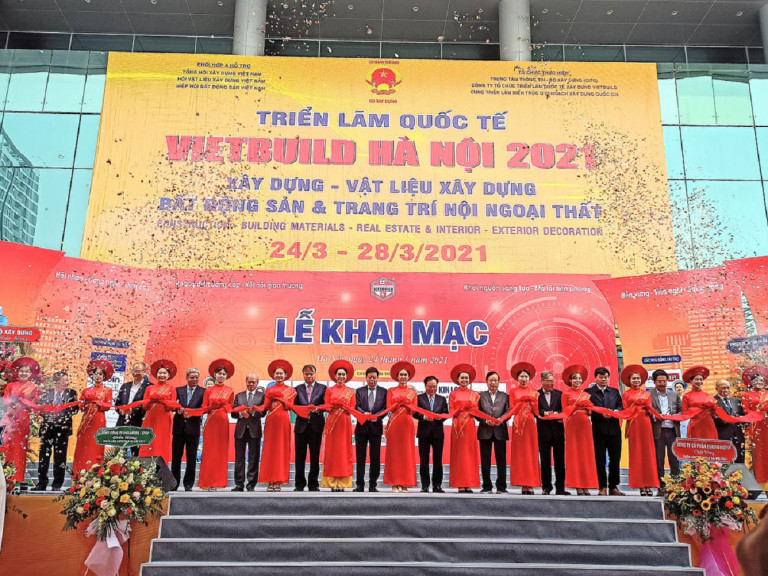 Các đại biểu cắt băng khai mạc Triển lãm Quốc tế Xây dựng VIETBUILD 2021
