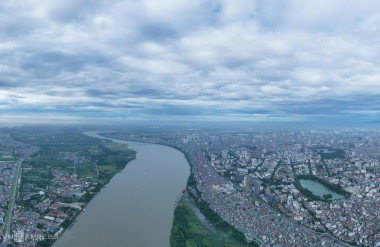 Sông Hồng đoạn chảy qua trung tâm Hà Nội nhìn từ trên cao. Bên phải dòng sông là quận Hoàn Kiếm và Hồ Gươm, bên trái là khu Bồ Đề (quận Long Biên). Ảnh: Ngọc Thành