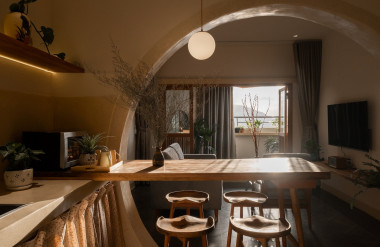 Để tiết kiệm không gian, bàn ăn kết hợp với bàn bar. Từ vị trí này, người ở cũng có thể nhìn ra ban công.