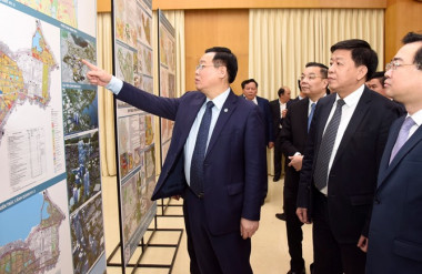 Lãnh đạo TP Hà Nội và Bộ Xây dựng xem bản đồ quy hoạch phân khu nội đô lịch sử được trưng bày tại trụ sở UBND quận Hoàn Kiếm.