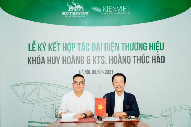 Ông Nguyễn Quang Huy - TGĐ Công ty TNHH Khoá Huy Hoàng (bên trái) và KTS Hoàng Thúc Hào (bên phải) ký kết hợp tác