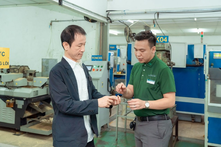 Công ty TNHH Khoá Huy Hoàng là nhà sản xuất khoá chuyên nghiệp hàng đầu Việt Nam với kinh nghiệm hơn 40 năm phục vụ người tiêu dùng.