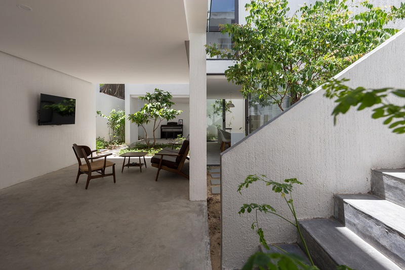 Diện tích khu đất gần 130 m2 nhưng gia chủ và nhóm thiết kế chỉ xây gần 60 m2, còn lại để cho sân vườn