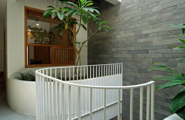 Khoảng thông tầng cũng gắn kết không gian và con người.