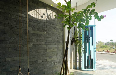 Công trình sử dụng các đường cong để tạo sự khác biệt với các căn nhà phố thông thường.