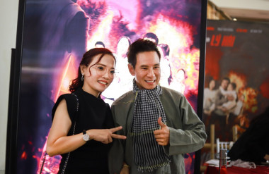 Đạo diễn Lý Hải và chị Lý Thanh Phong - đại diện đơn vị Thadan 3DX Global - đơn vị sản xuất poster 3D cho buổi ra mắt Lật mặt: 48H