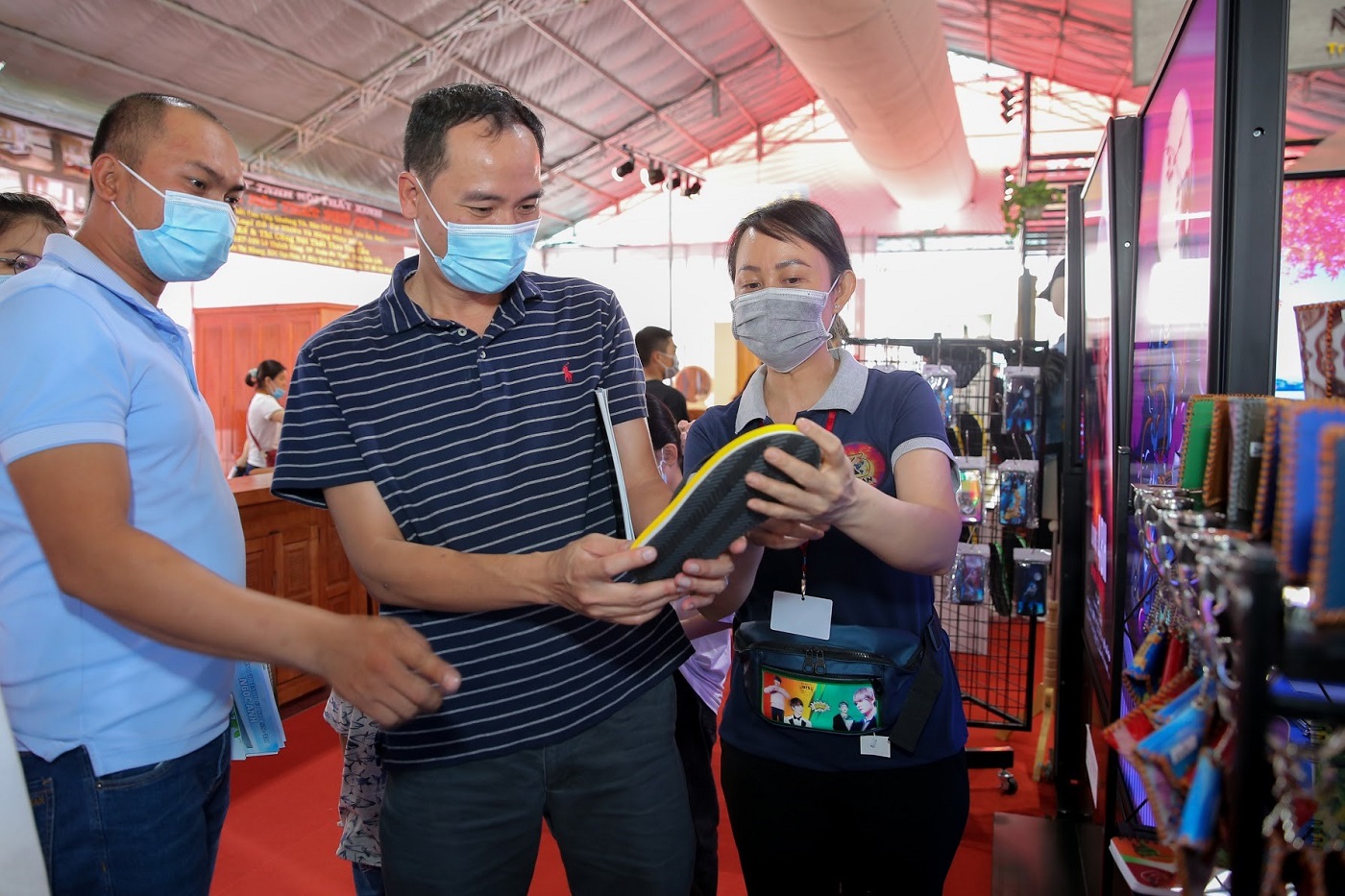 Gian hàng trưng bày sản phẩm ứng dụng công nghệ 3D lenticular của Thadan 3DX Global tại triển lãm Vietbuild thu hút người tham dự