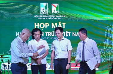 KTS Khương Văn Mười, nguyên PCT hội KTSVN trao giải Nhà đẹp Sông Phố