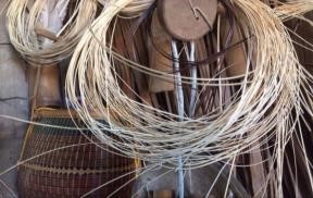 Sợi nan lúc thì chẻ thành từng ống tròn, lúc chẻ thành 7 hoặc 9 nan mỏng.