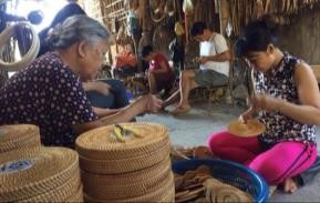  Nhiều hộ gia đình cùng tham gia sản xuất.