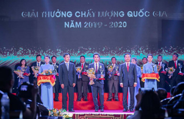 Ông Nat Changlum - Giám đốc Tài chính của Tập đoàn Prime, đại diện cho tập đoàn Prime, lên nhận giải thưởng Chất lượng Quốc gia năm 2020 tại lễ trao giải Chất lượng Quốc Gia.