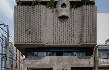 Công trình nằm ở một phố chợ, dùng làm chỗ ở kết hợp kinh doanh.