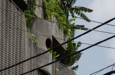 Màu xám của bê tông kết hợp với tường thông gió bằng cemboard tạo điểm nhấn ở mặt tiền.