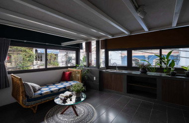 Gia chủ dành ba tầng dưới cho thuê, ba tầng trên để ở.