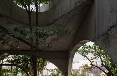 Chủ nhà thường tổ chức tiệc họp mặt bạn bè nên phòng ăn có nhiều không gian mở và tràn ngập cây xanh tạo cảm giác thoải mái cho mọi người.