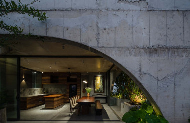 Công trình sử dụng chủ yếu các vật liệu như bê tông thô, xi măng nước láng, đá mài, gỗ, cemboard. Các phòng trong nhà đều dùng đèn vàng để tạo cảm giác thư giãn.