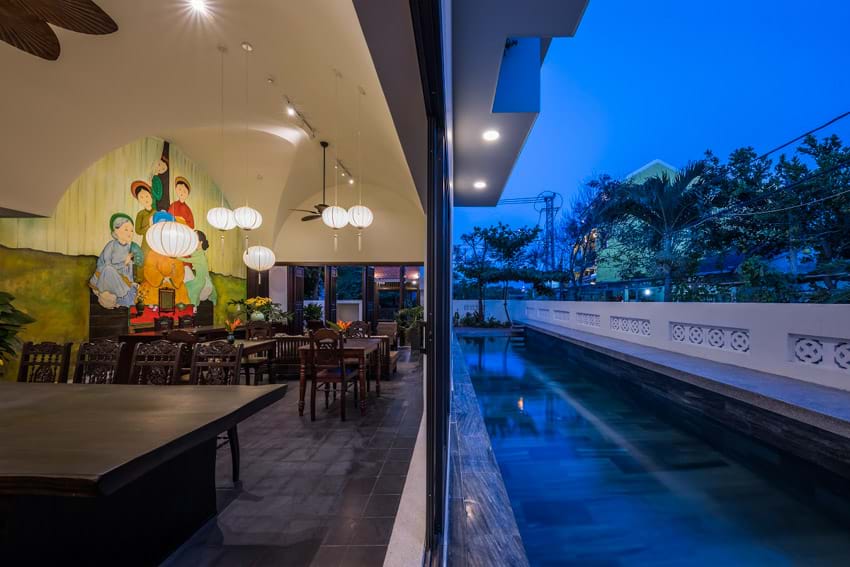 Khi phố cổ lên đèn, không gian bên trong Hội An Ơi Villa còn ấm cúng và lung linh hơn gấp bội.