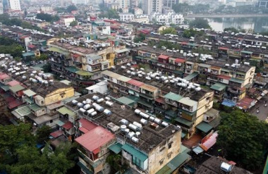 Nhiều khu chung cư cũ xuống cấp nghiêm trọng trên địa bàn thành phố cần phải cải tạo gấp.