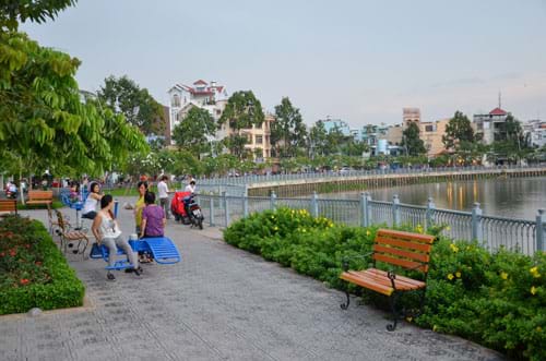 Phát triển công viên cây xanh dọc bờ sông, kênh rạch sẽ giúp TP HCM tăng diện tích cây xanh. Trong ảnh: Công viên dọc kênh Nhiêu Lộc - Thị Nghè Ảnh: TẤN THẠNH