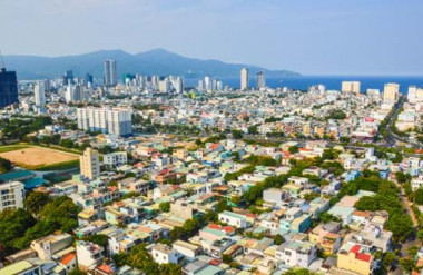 Khu vực trung tâm TP Đà Nẵng còn thiếu những mảng xanh đô thị Ảnh: QUANG LUẬT