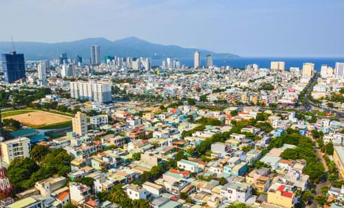 Khu vực trung tâm TP Đà Nẵng còn thiếu những mảng xanh đô thị Ảnh: QUANG LUẬT
