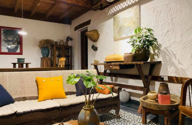 Phía trong chị Hường tận dụng những vật dụng của ngôi nhà cũ "biến hình" chúng thành những món đồ xinh xắn.