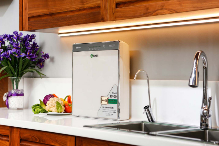 Máy lọc nước A. O. Smith được coi như món đồ décor trong không gian bếp bởi màu sắc và kiểu dáng sang trọng